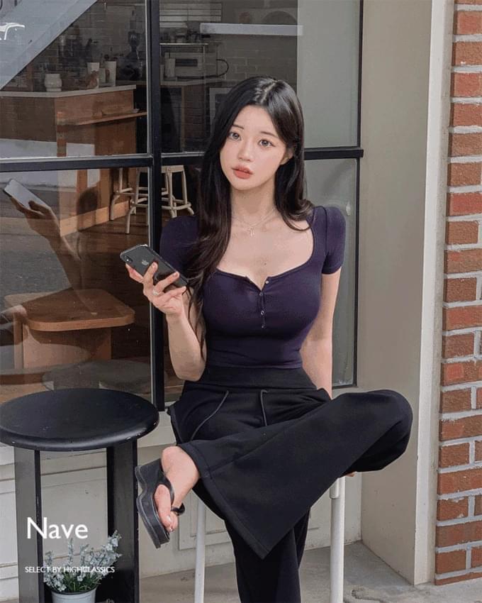 네이브 라운드 스퀘어넥 스냅버튼 세로골지 세미크롭 슬림핏 몸매보정 쫀쫀스판 반팔 티셔츠 (당일 출고)
