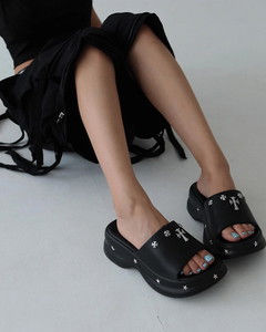 十字架鉚釘水晶皮革厚底拖鞋